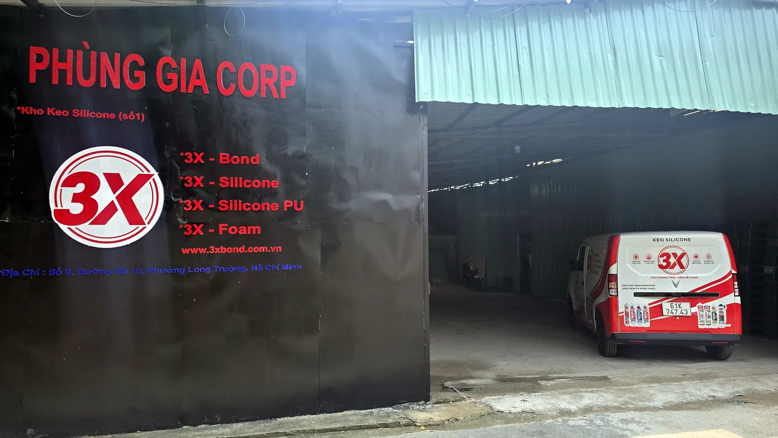 Cổng kho, xe giao hàng 3X-BOND đậu bên trong