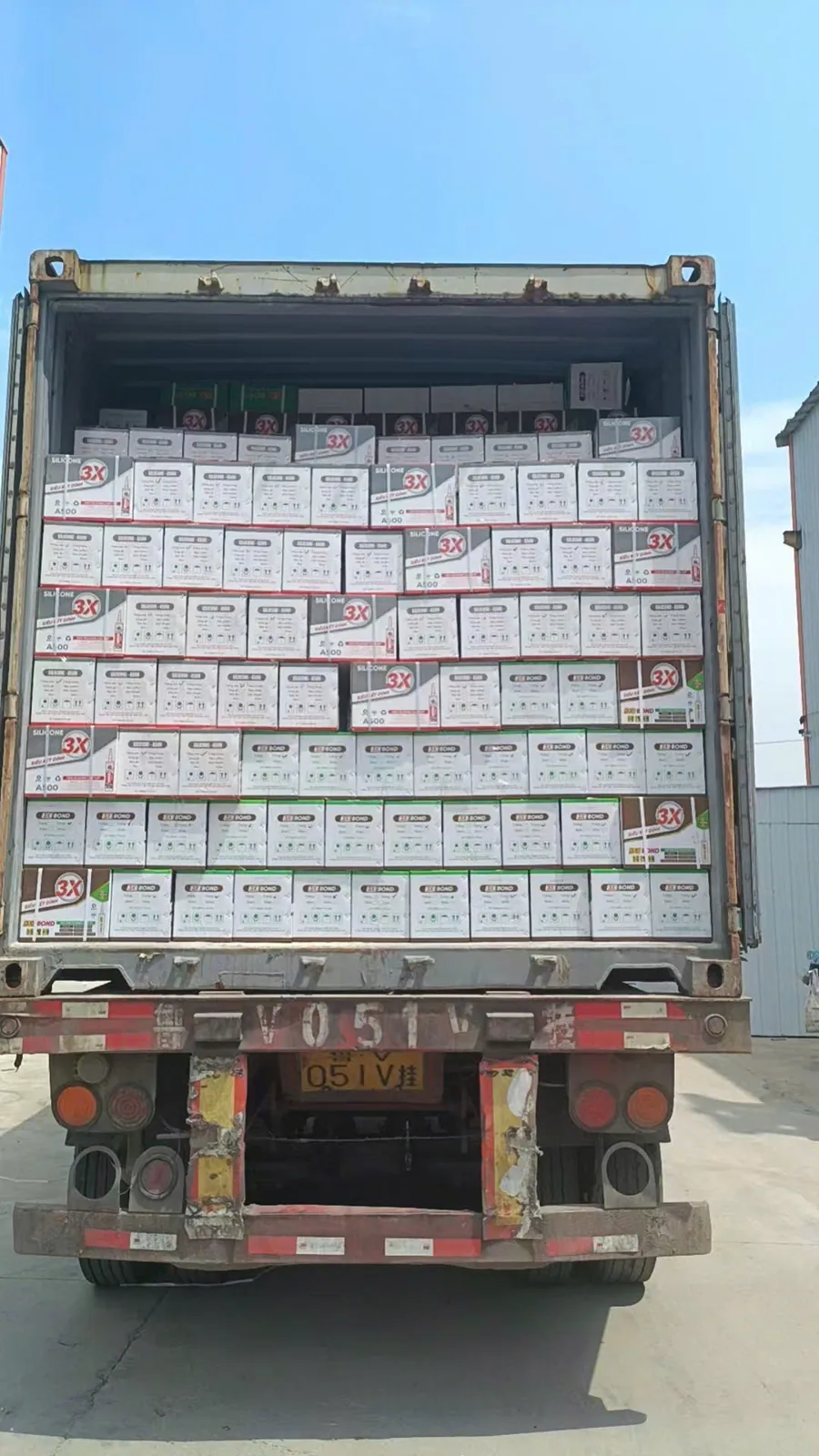 Container xếp đầy thùng keo 3X-BOND