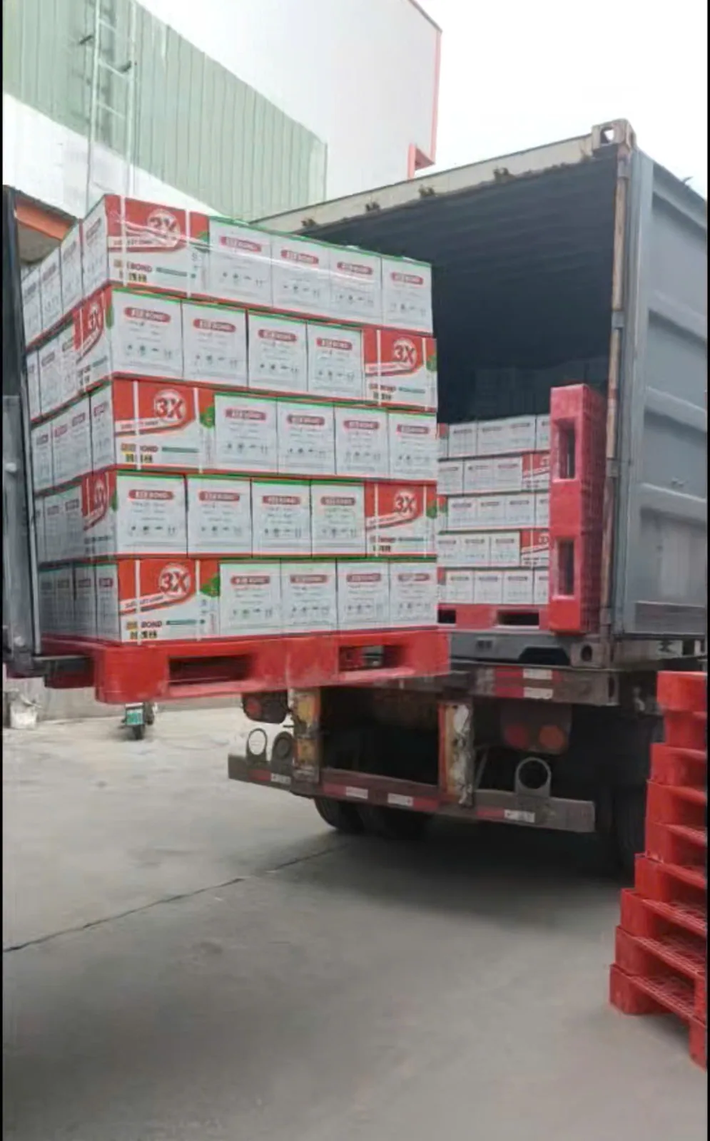 Xe nâng đưa pallet keo 3X-BOND vào container