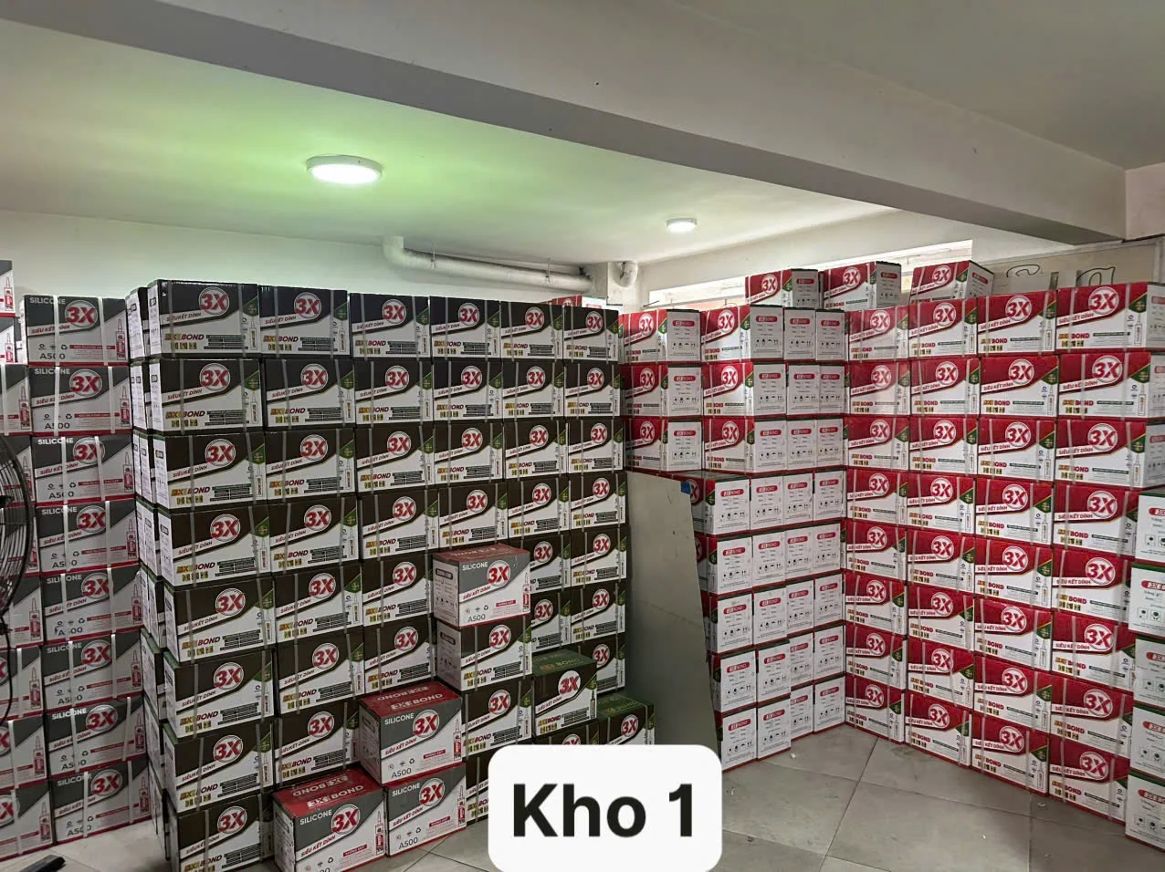 Kho 1: thùng keo 3X-BOND xếp chồng