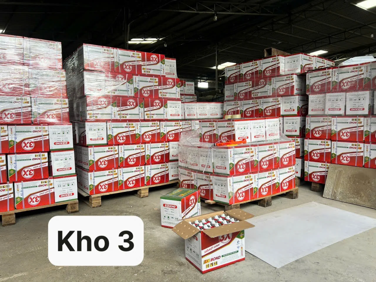 Các pallet thùng keo 3X-BOND trong kho